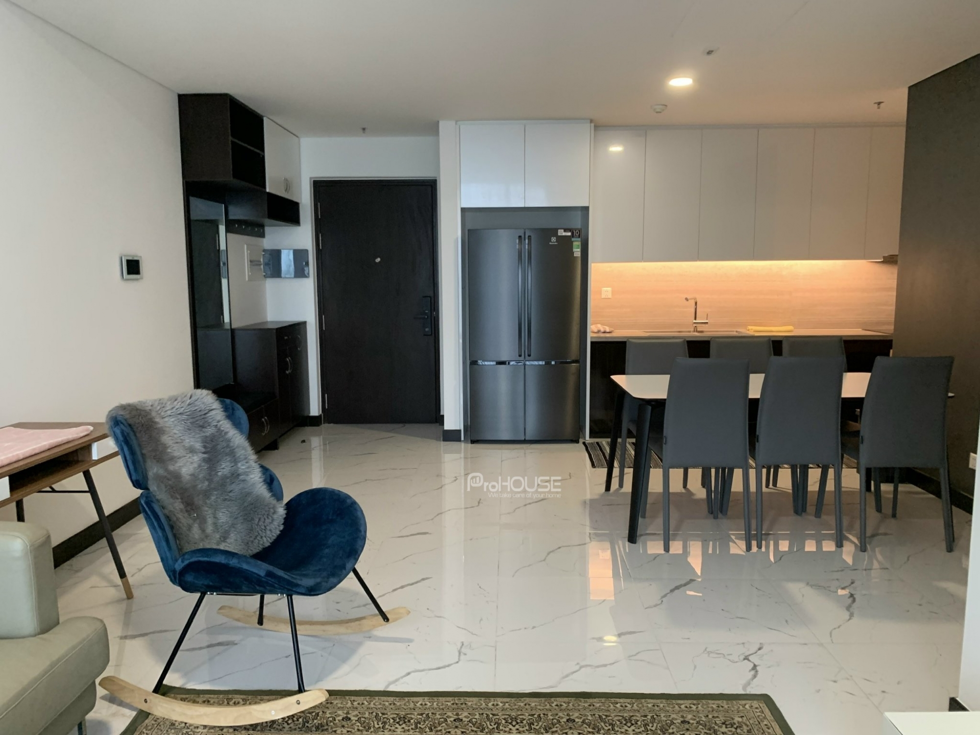 Cheap 2 bedroom apartment for rent in Empire City with full furniture