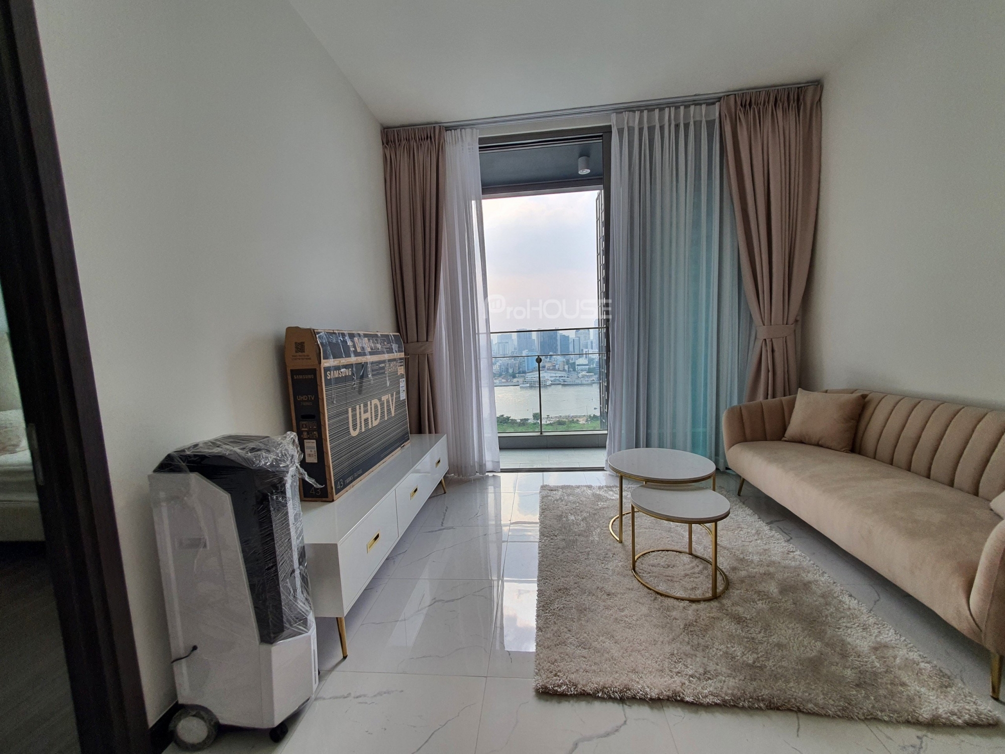 Elegant 1-bedroom apartment for rent in Empire City with high-class furniture