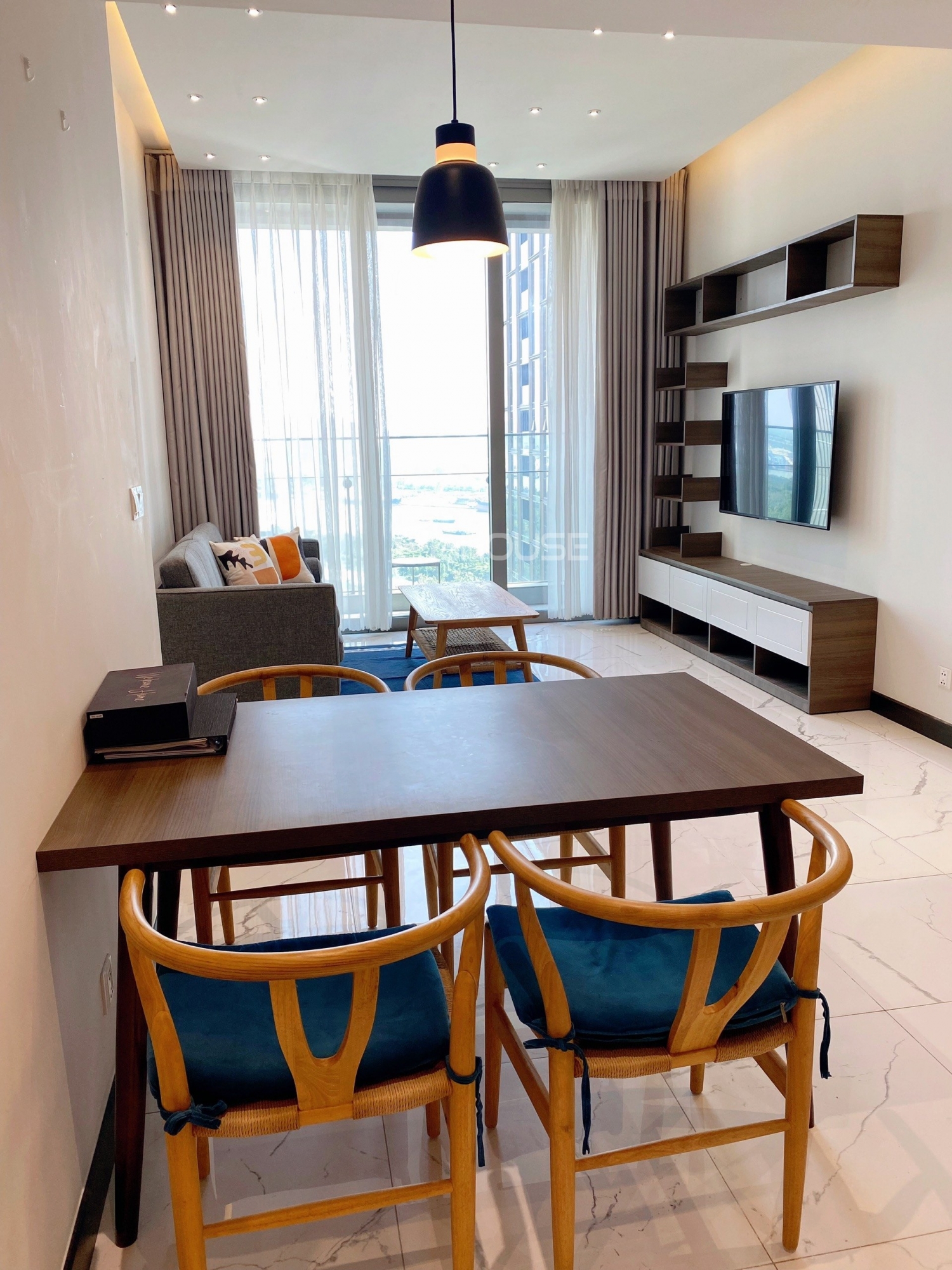 1 bedroom apartment for rent in Empire City with modern furniture