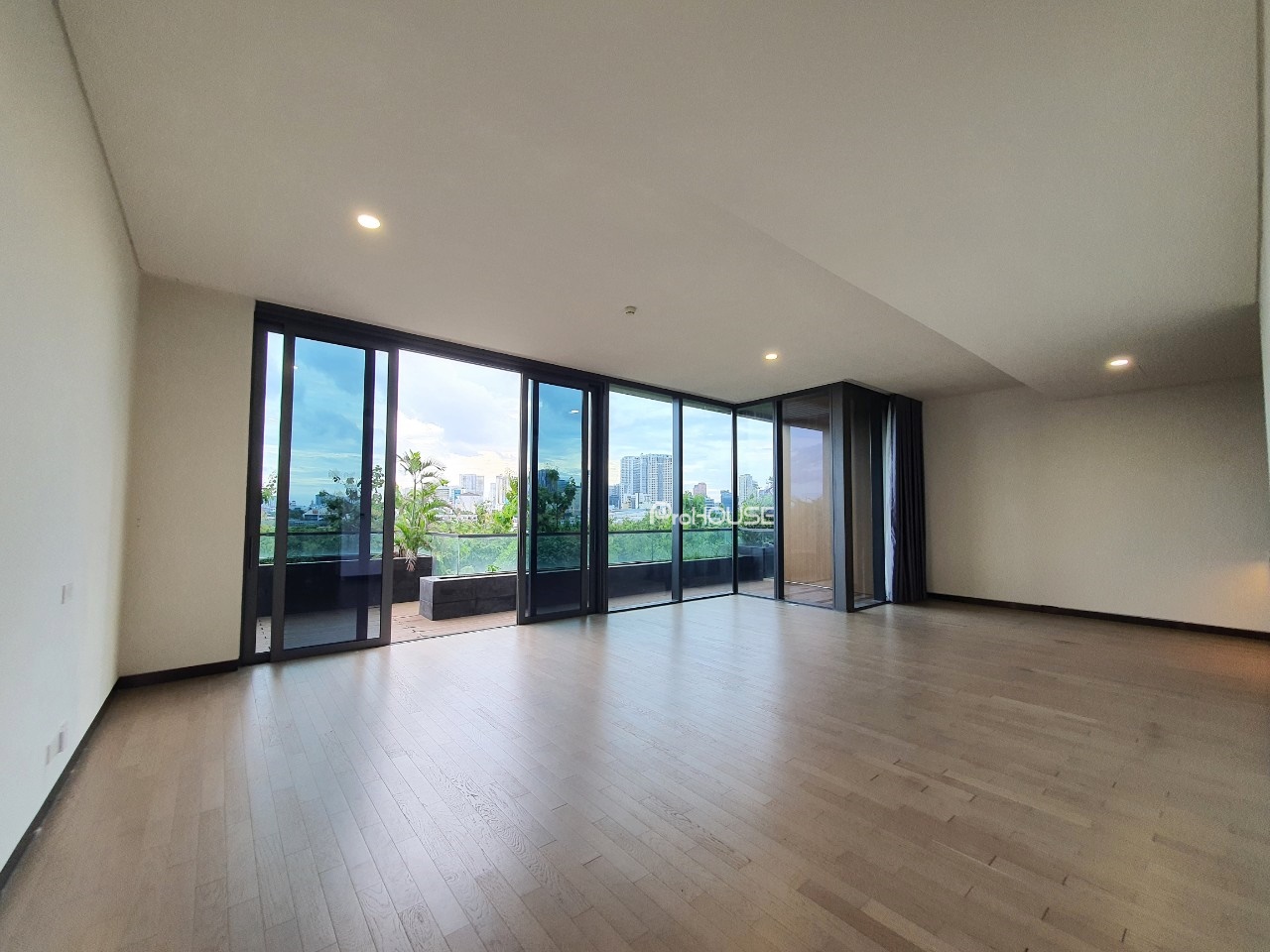Cho thuê Duplex 3 phòng ngủ 250m2 ở Empire City với nội thất cơ bản