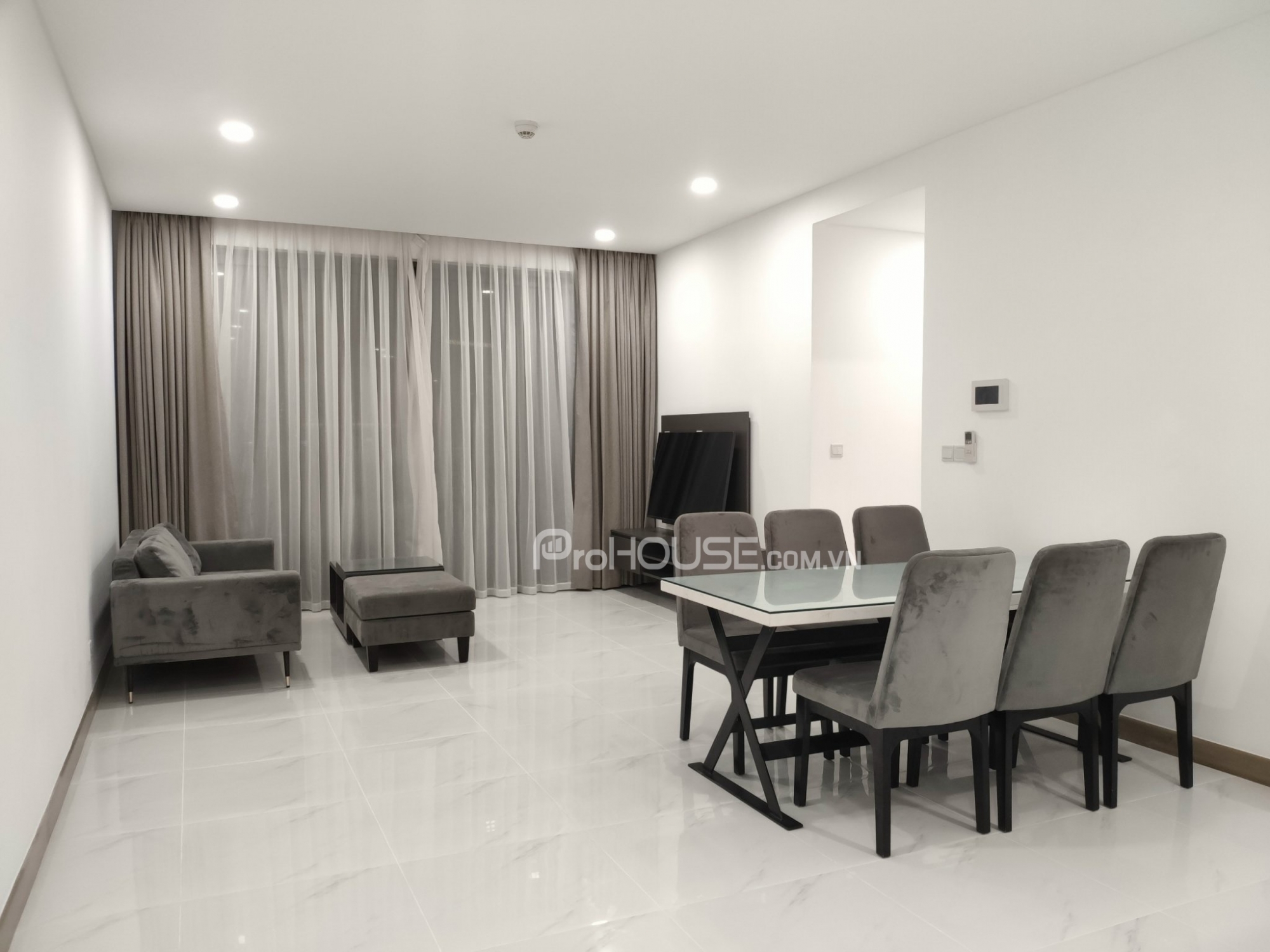 Cho thuê căn hộ lớn 3 phòng ngủ ở Sunwah Pearl với đầy đủ nội thất