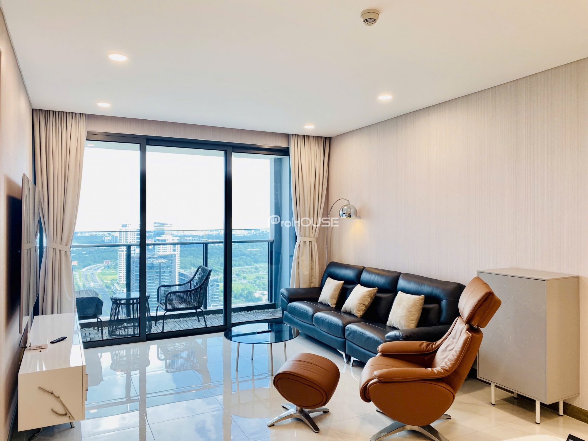 Beautiful river view 3-bedroom apartment for rent at Sunwah Pearl