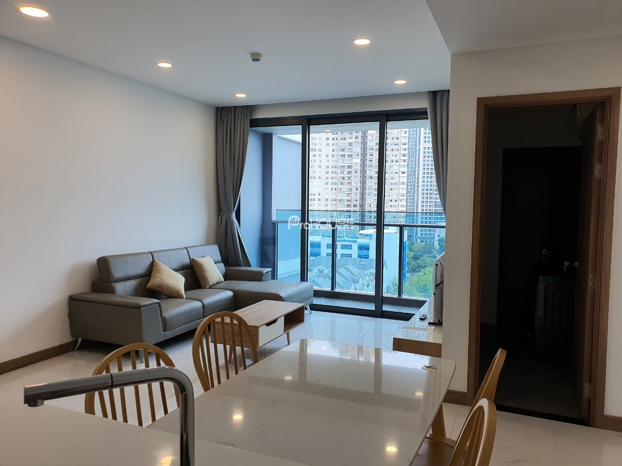 Modern 2-bedroom apartment for rent at Sunwah Pearl with open view