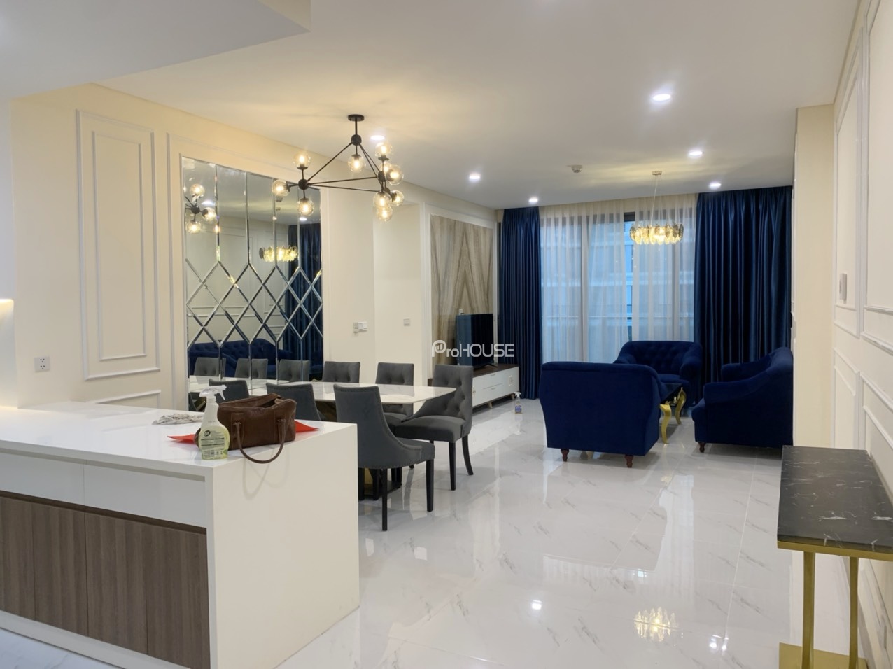 Cho thuê căn hộ Sunwah Pearl tầng trung với 3 phòng ngủ đầy đủ tiện nghi