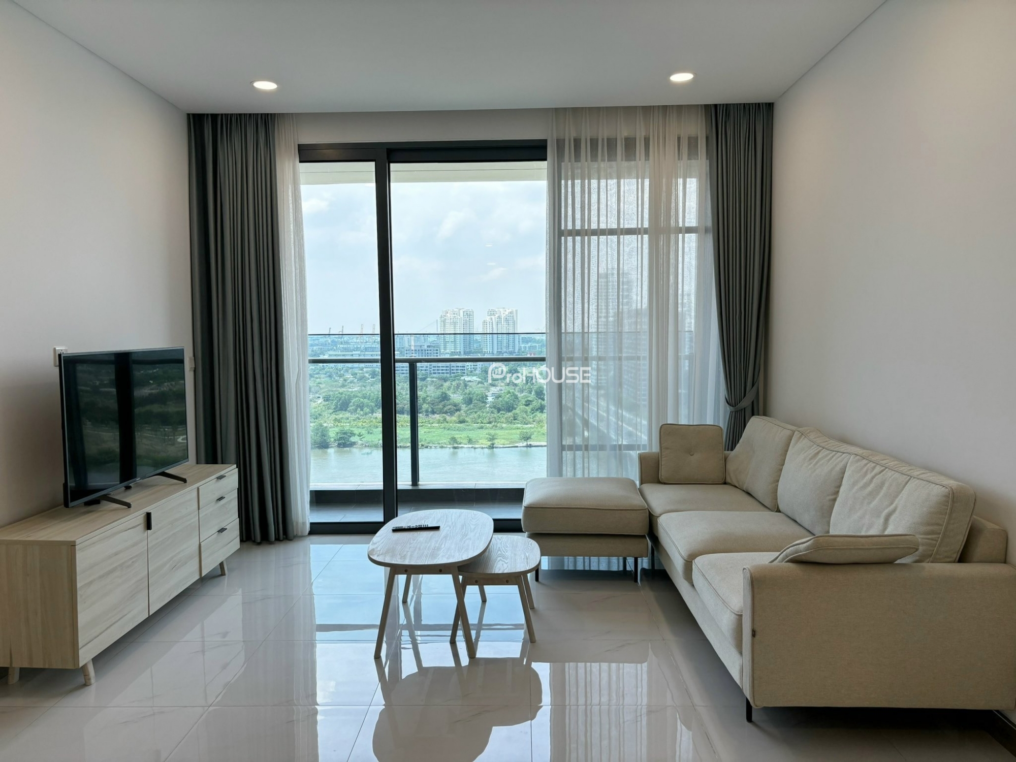 Open view 3-bedroom apartment for rent at Sunwah Pearl with luxurious furniture