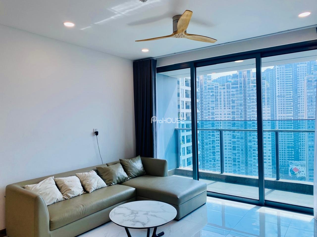 Spacious and bright 3 bedroom apartment for rent at Sunwah Pearl with full furniture