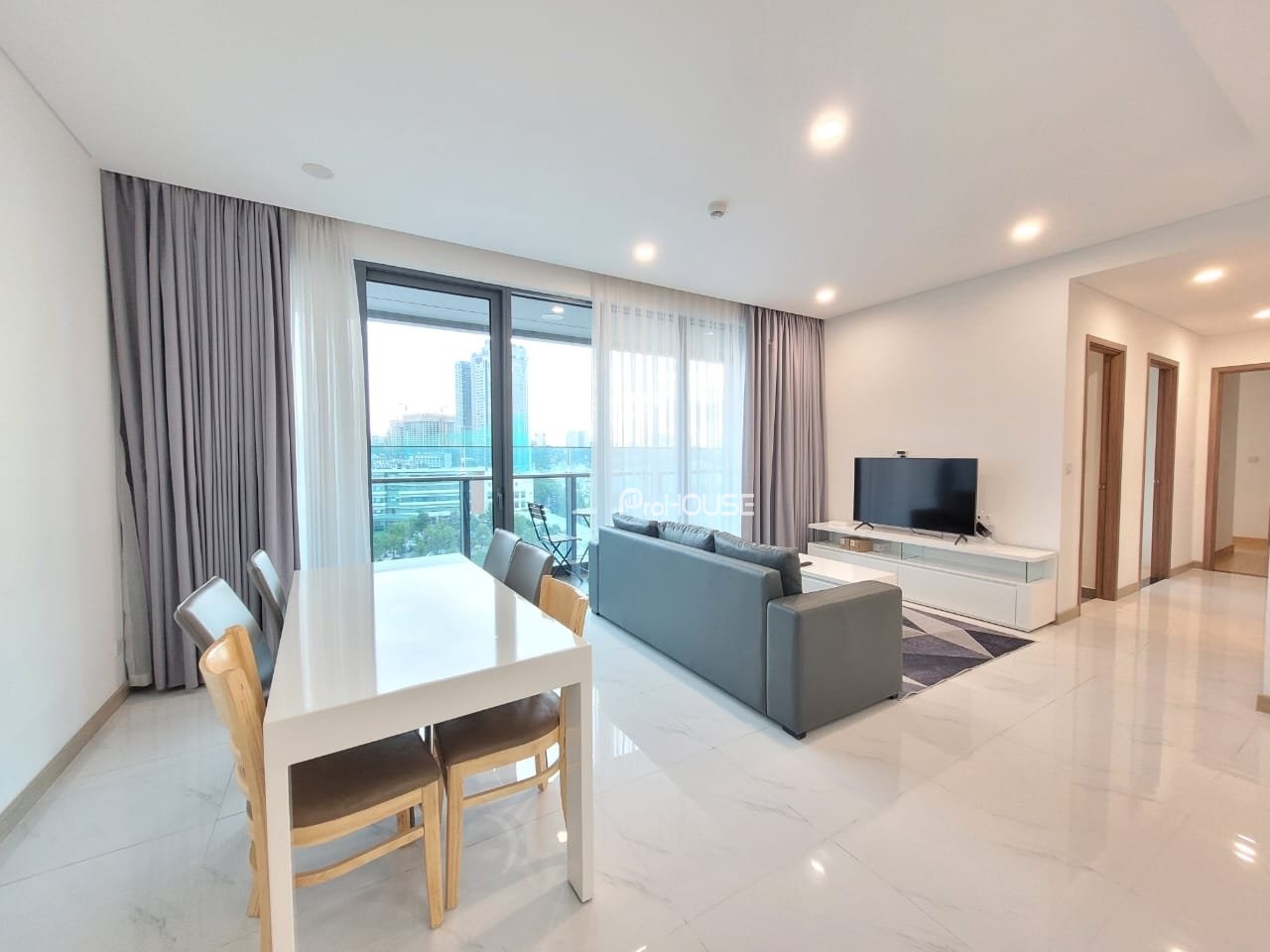 Cho thuê căn hộ 2 phòng ngủ diện tích lớn tại Sunwah Pearl với đầy đủ nội thất và view đẹp