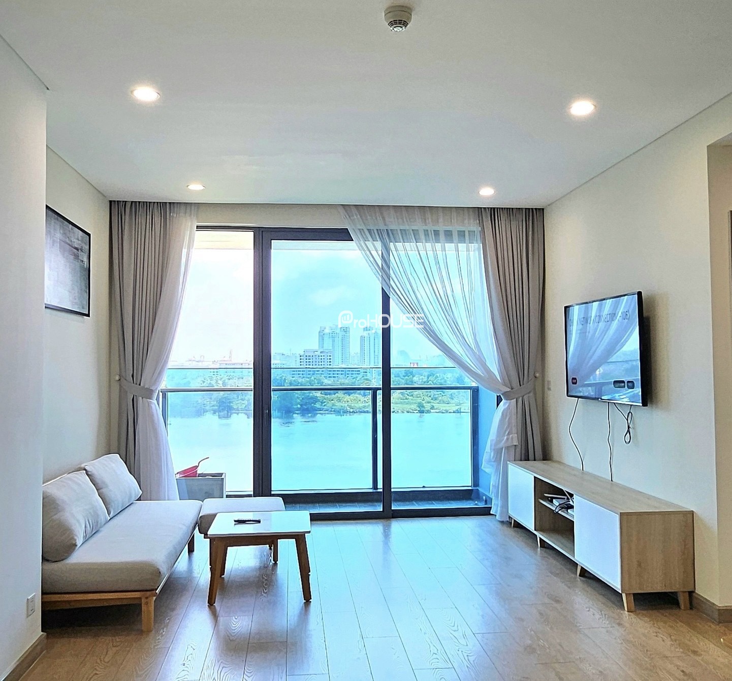 Bán gấp căn hộ 3 phòng ngủ ở Sunwah Pearl với đầy đủ nội thất