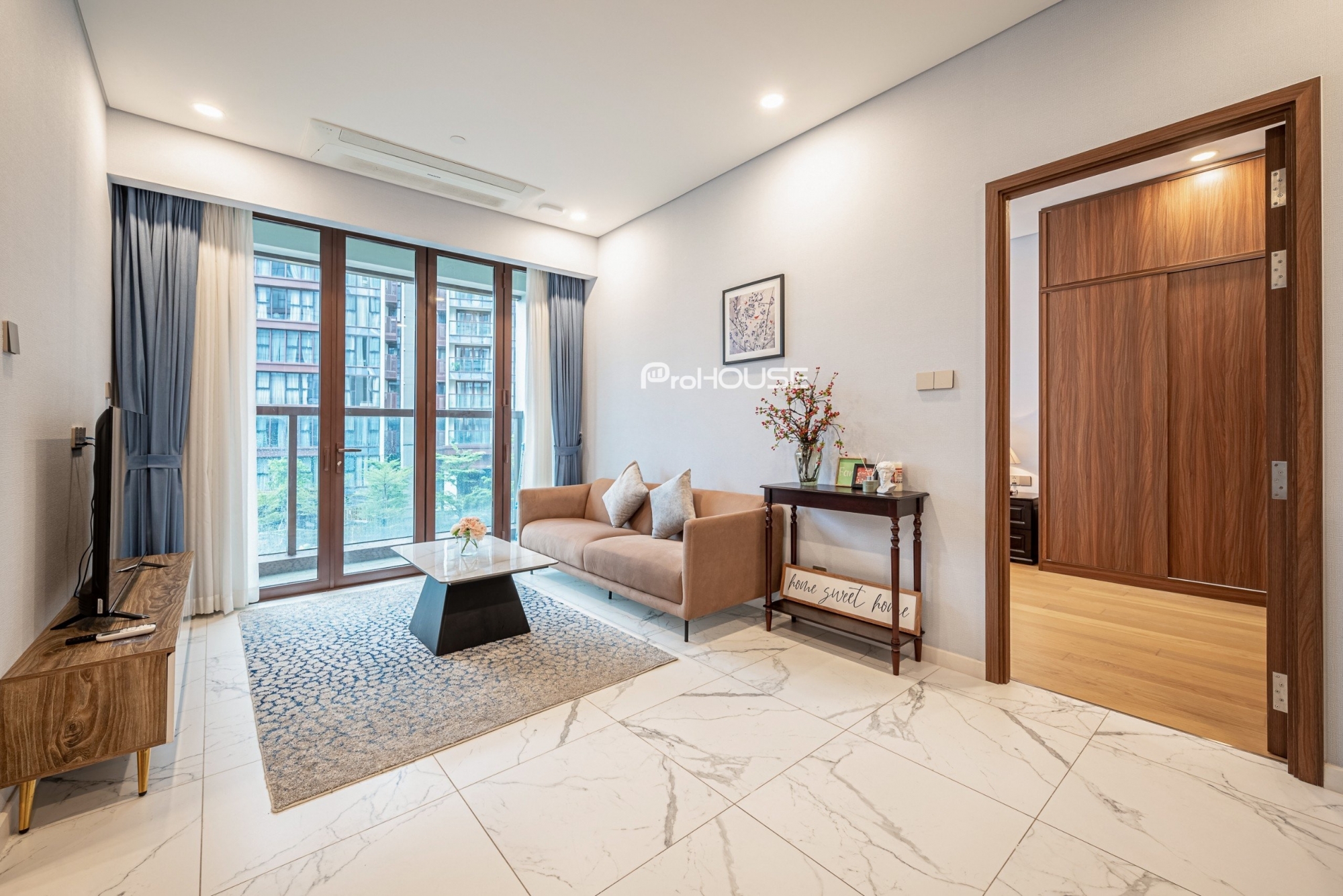 Căn hộ 2 phòng ngủ sang trọng cho thuê tại The Metropole – View hồ bơi – Đầy đủ nội thất