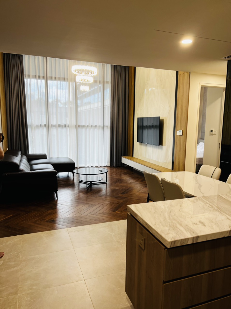 Cho thuê căn hộ 2 phòng ngủ toà Cove Residences với đầy đủ nội thất