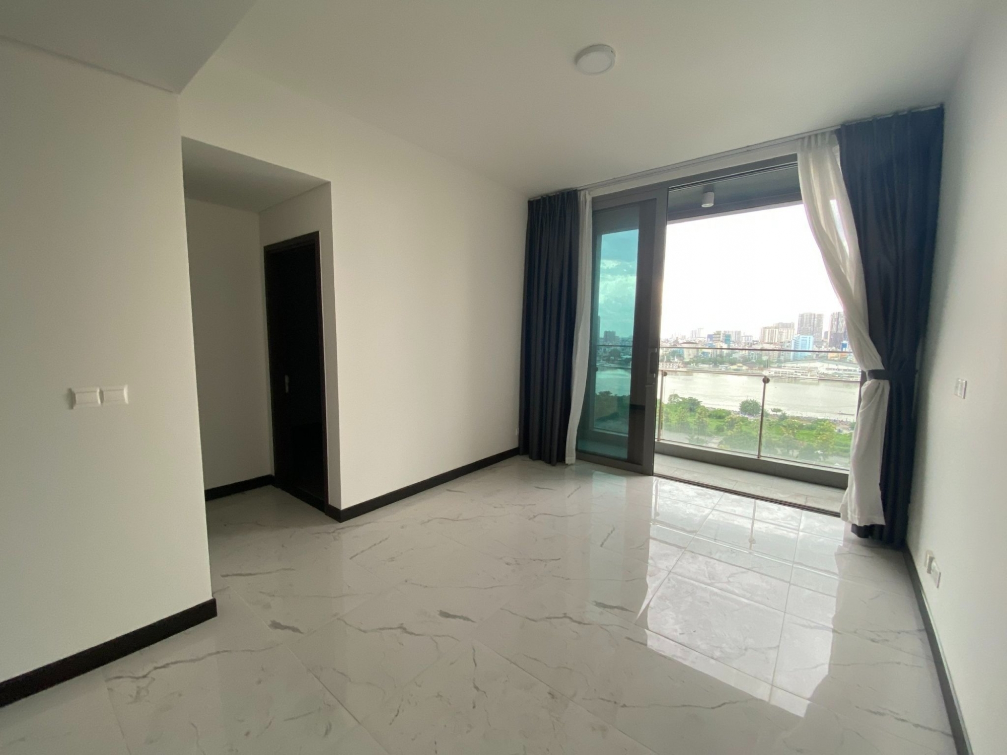 Open view 1 bedroom apartment for rent in Empire City with basic furniture