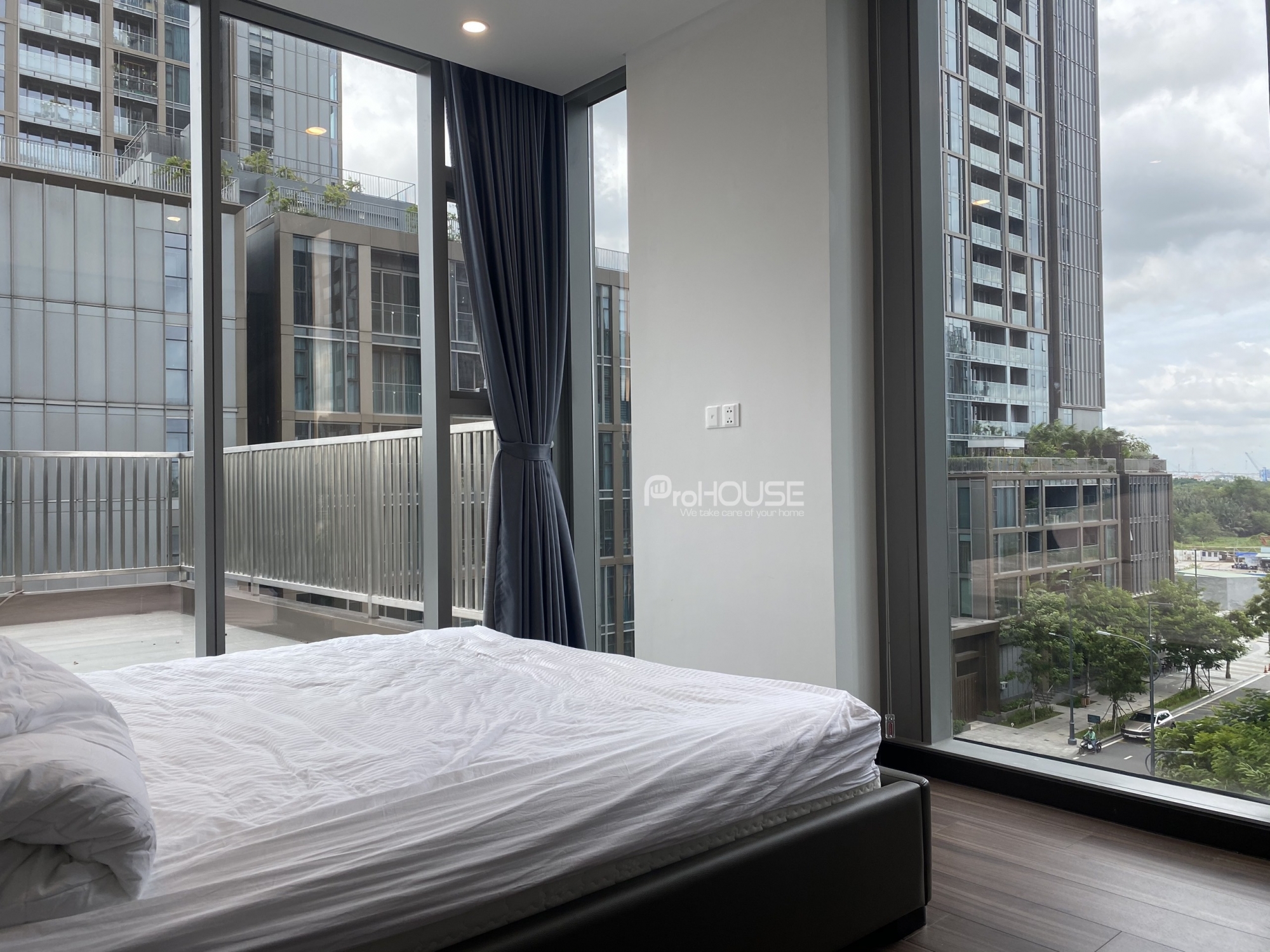 Cho thuê căn hộ 2 phòng ngủ diện tích 155m2 ở Empire City với đầy đủ nội thất  và ban công lớn