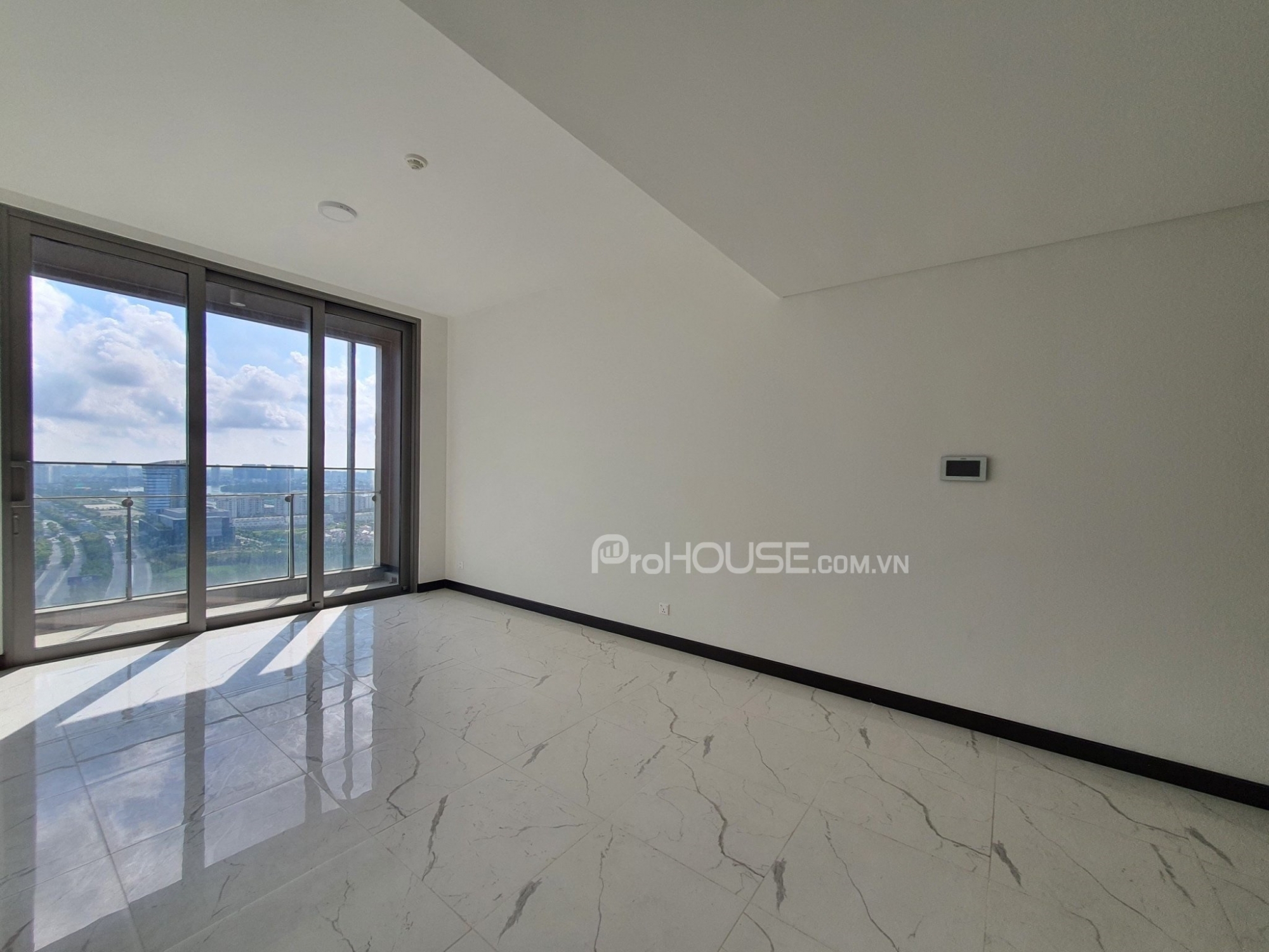 Open view high floor apartment for rent in Empire City with 2 bedrooms