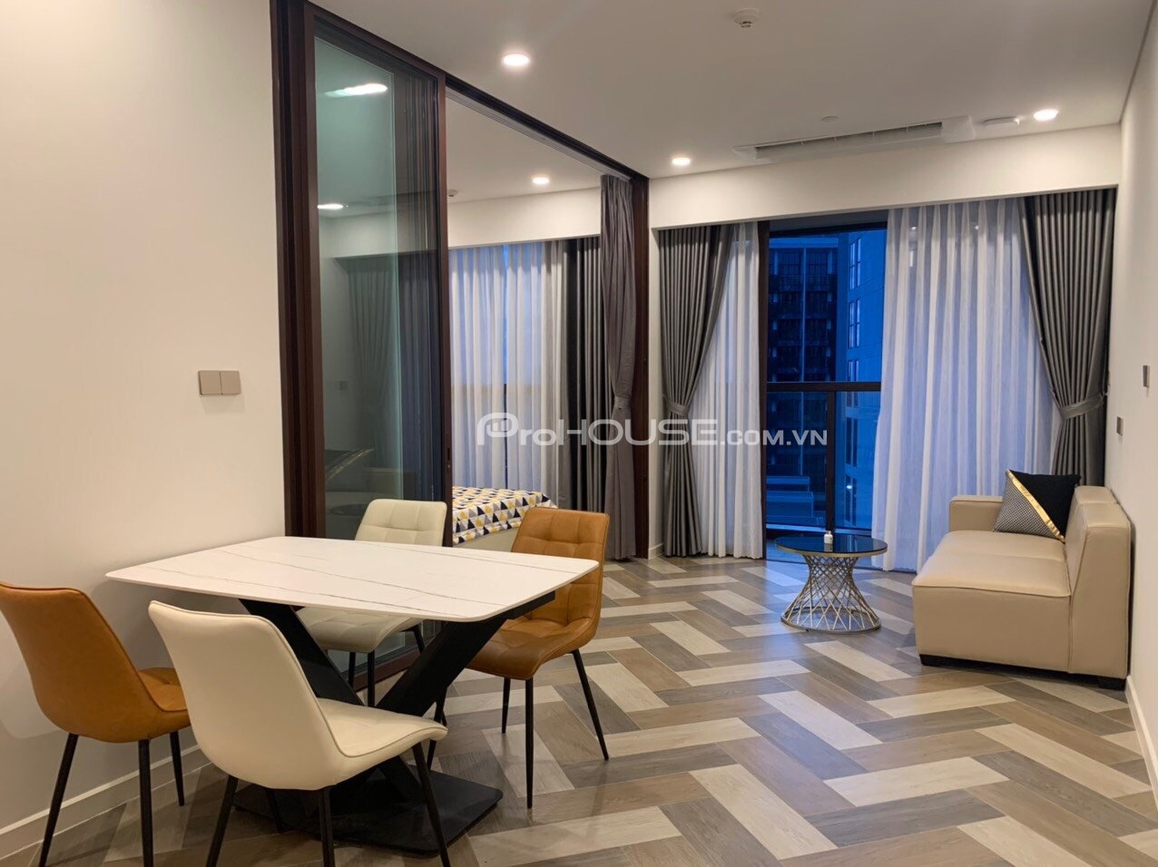 Beautiful view 1 bedroom apartment for sale in The Galleria with full furniture