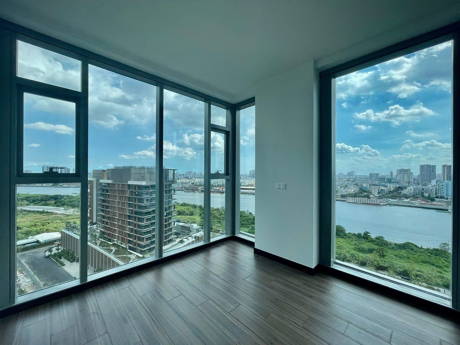 Spacious corner 2 bedroom apartment for rent at Empire City Tilia