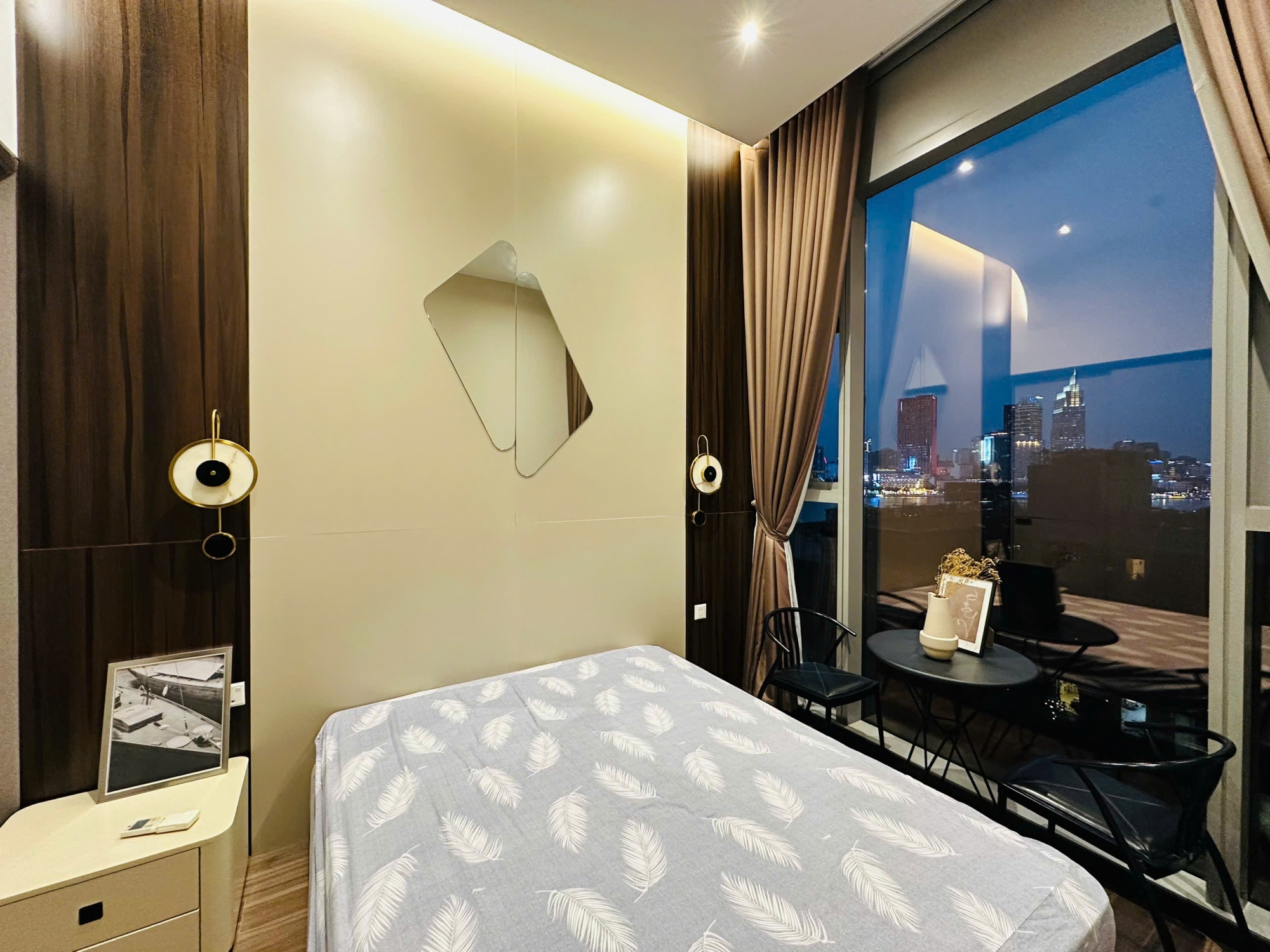 Cho thuê căn hộ 2 phòng ngủ tại Empire City Tilia, đầy đủ nội thất và có tầm nhìn thoáng đãng.