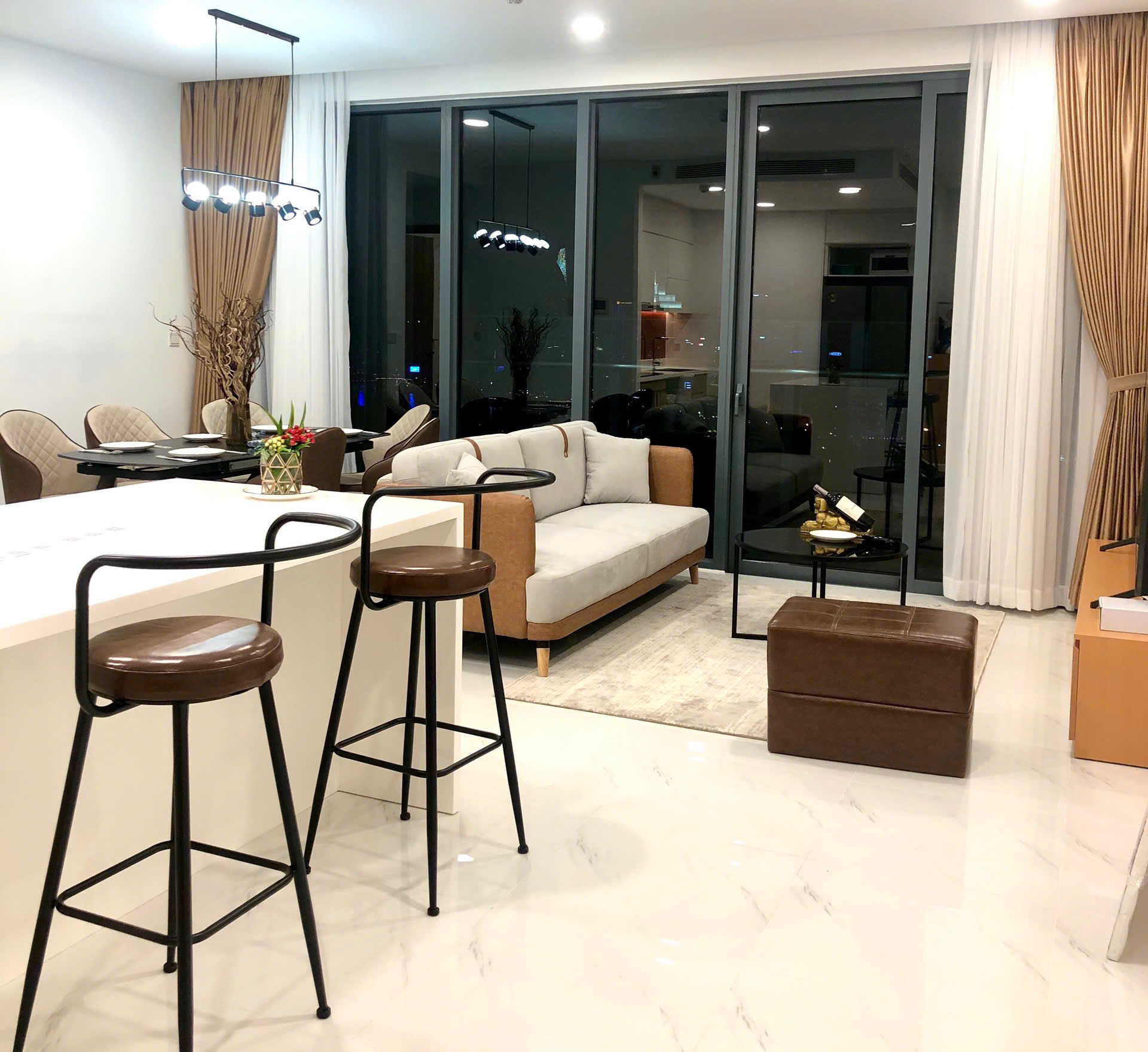 Fully furnished 2 bedroom residence for rent at Sunwah Pearl with panoramic river and city views