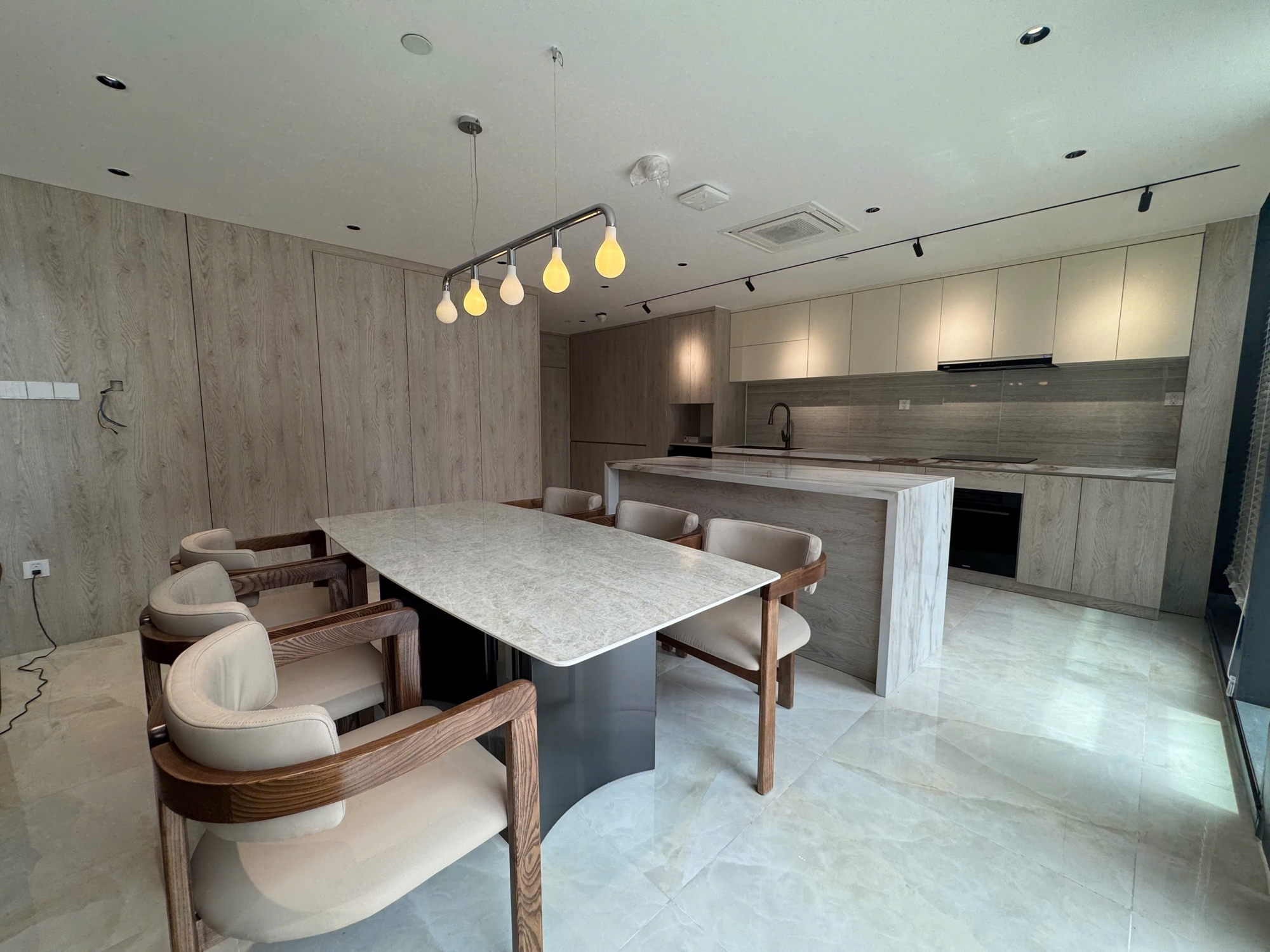 Cho thuê căn hộ The Metropole Opera loft 2 phòng ngủ có sân vườn riêng sang trọng