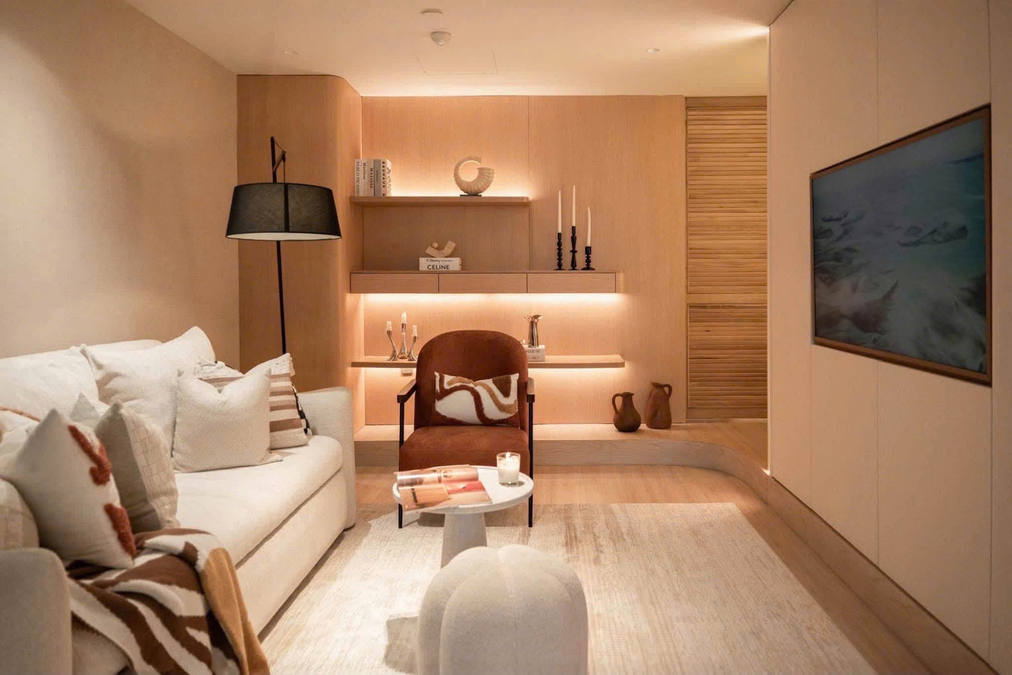 Cho thuê căn hộ 2 phòng ngủ The Metropole Galleria có sân vườn riêng full nội thất