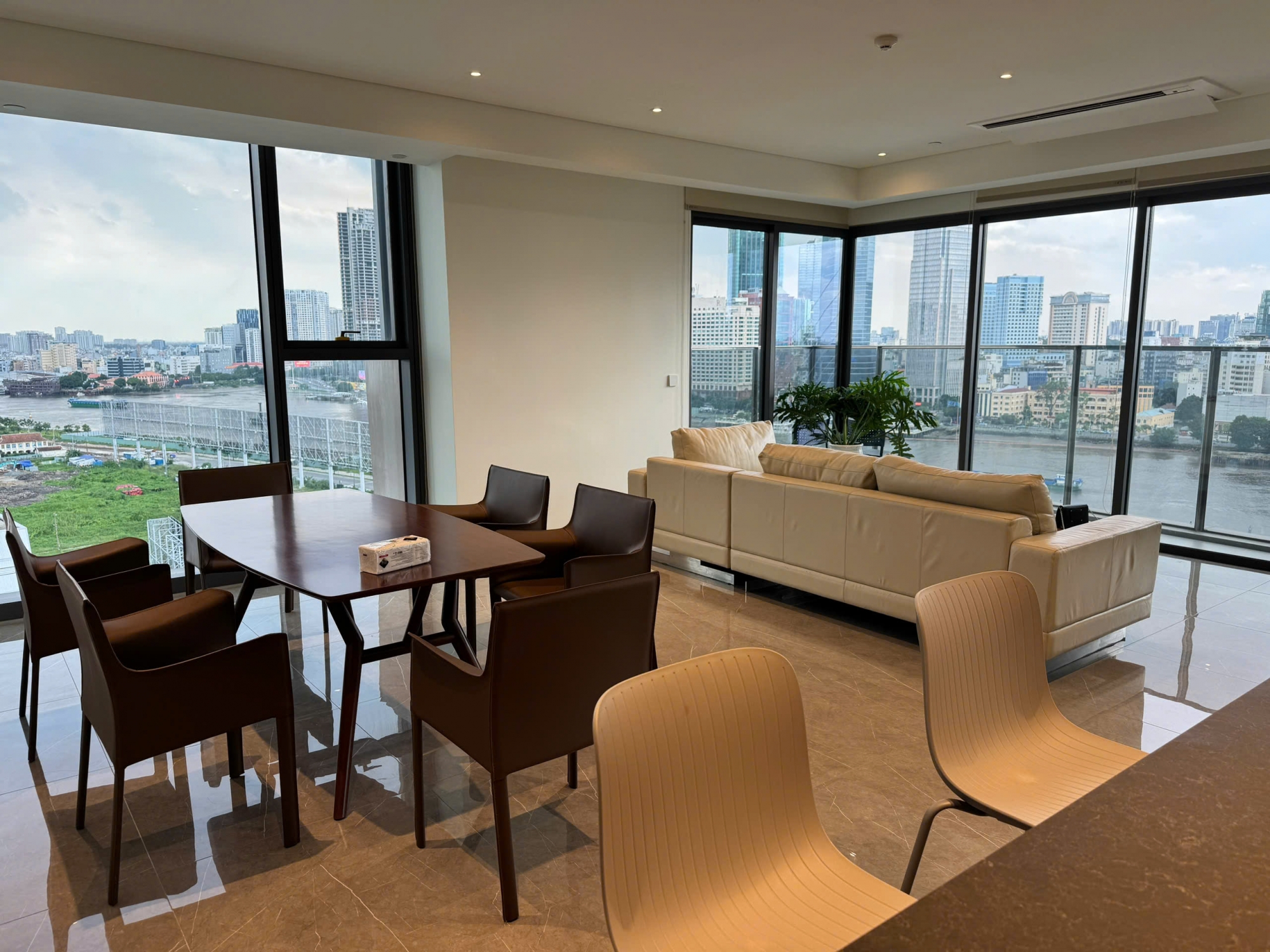 Elegant 4 bedroom apartment for rent at The Metropole Opera with premium furnishings